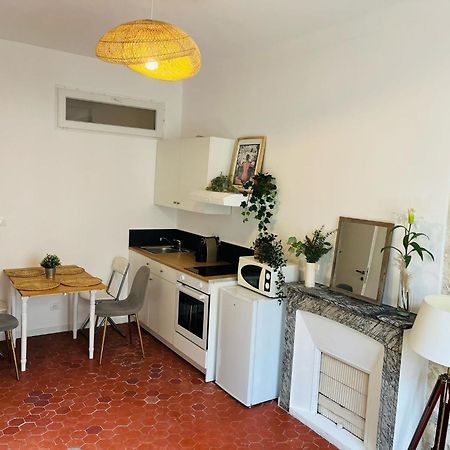 Studio En Plein Coeur Du Vieil Antibes, Vue Sur Place Romantique Exterior foto